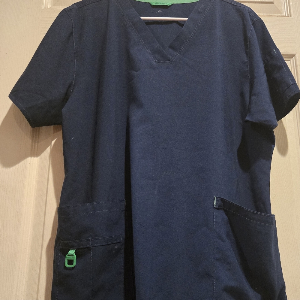 Carhartt Women’s Navy Blue Scrub Top Size XL 2 Front & 1 Sleeve Pocket Preowned